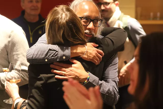 Buddy Singh embrasse Allie Schachter à la soirée de victoire des Dems - Colin Flandre © ️ sept jours