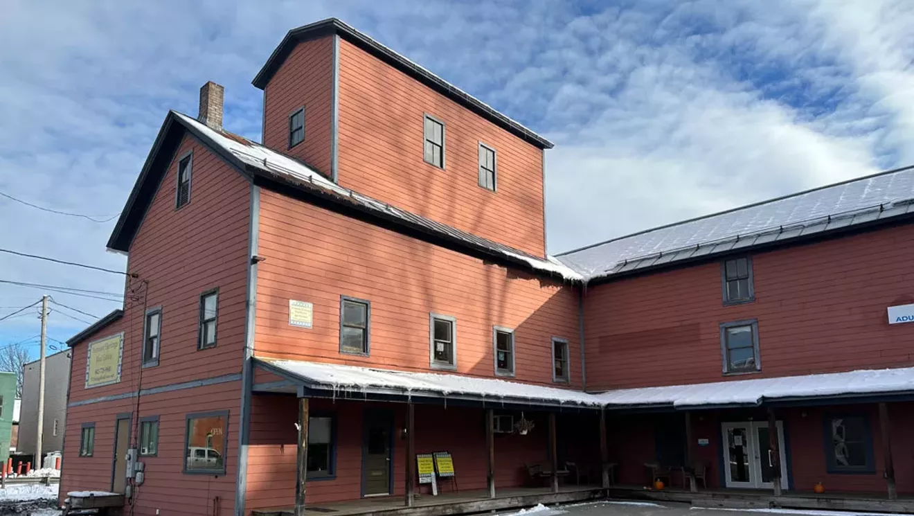 Des volumes parlant ouvrent le troisième magasin au centre-ville de Randolph