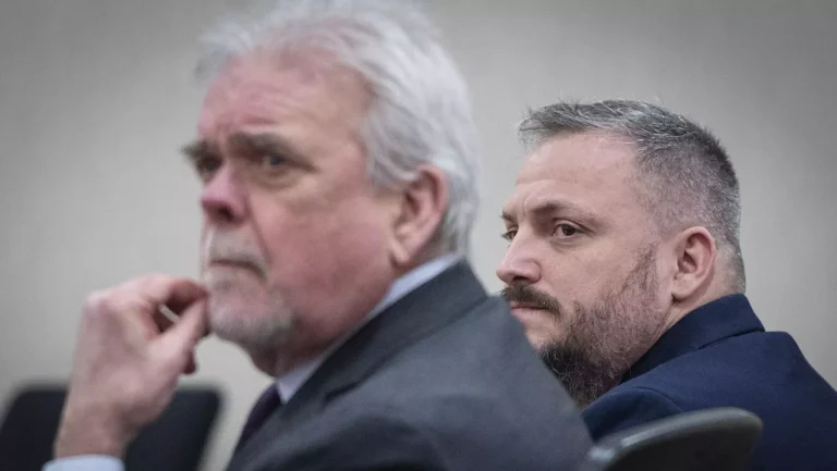 Un cas de crime avance contre le flic qui a tué le cycliste