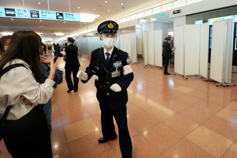 Arrivée de l'aéroport de Tokyo d'Ohtani caché aux fans espérant avoir un aperçu de l'étoile japonaise