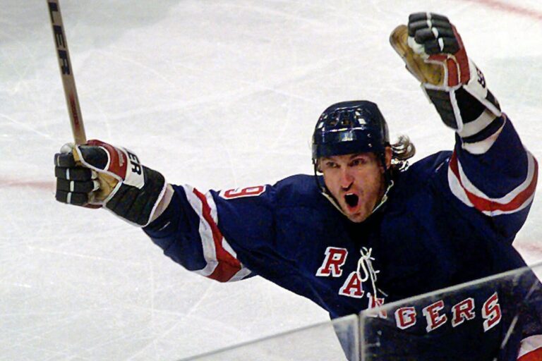 Avec son record d'objectif en Jeopardy et son image au Canada meurtri, Wayne Gretzky devrait utiliser sa voix.