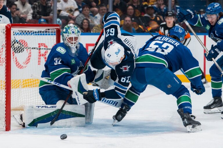 Boeser marque deux, les Canucks réalisent 5-2 bouleversement des avions de tête de la NHL