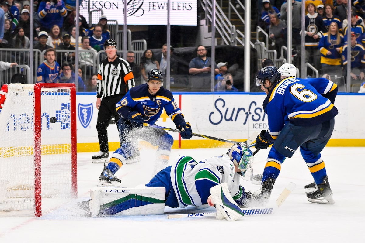 Broberg marque en prolongation pour soulever des blues sur Canucks 4-3 pour la quatrième victoire consécutive