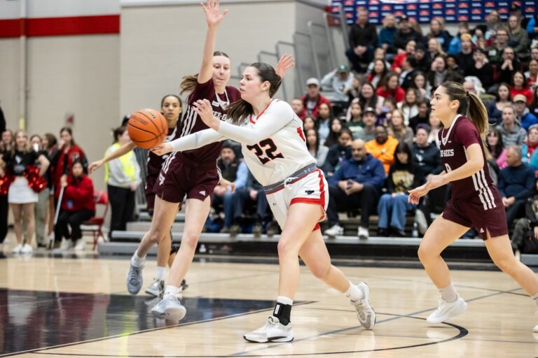Carleton Ravens s'appuie sur l'expérience avec les yeux sur trois peat à U Sports Women's Basketball Final 8