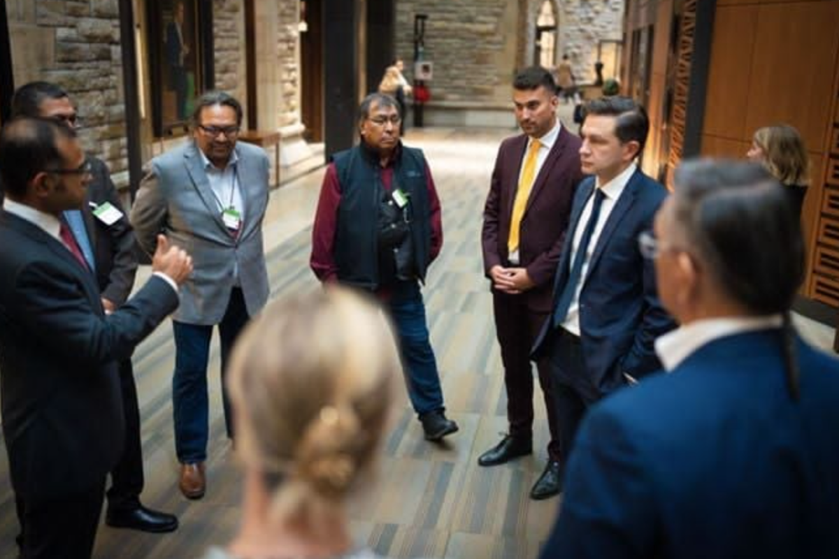 Deux anneaux de Premières nations de la région du feu comme ce que Poilievre a à dire