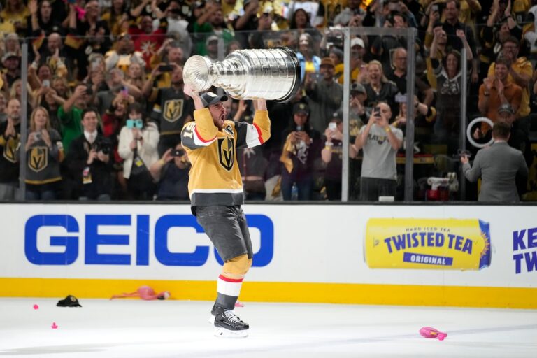 Devils Get Dumoulin, Panthers Ajouter Sturm et Golden Knights Reacquire Smith alors que les échanges de la LNH s'accumulent