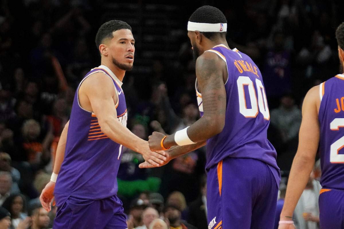 Devin Booker mène le grand deuxième trimestre, Suns Rout Raptors 129-89