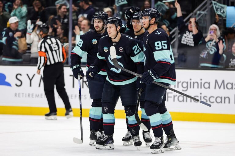 Eeli Tolvanen marque deux fois alors que Kraken battait les Canucks en difficulté 6-3