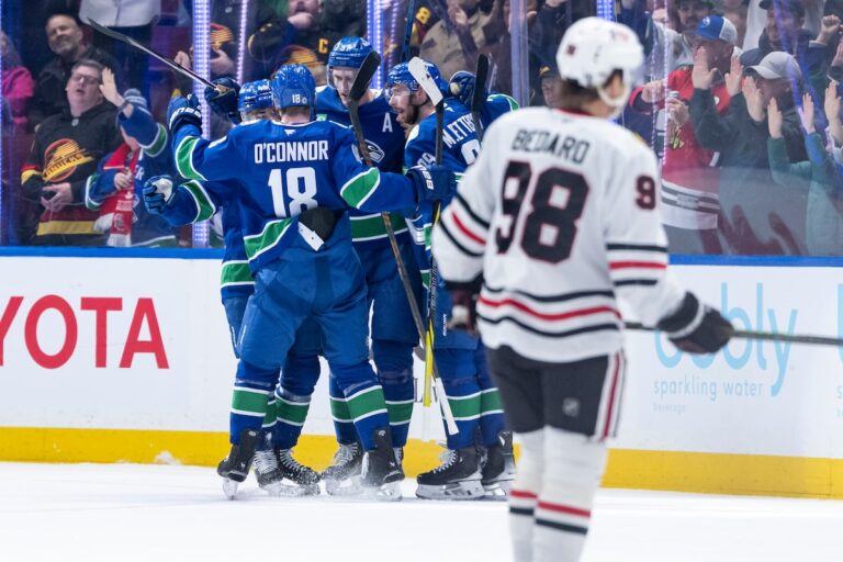 Elias Pettersson marque alors que Vancouver Canucks démantèle les Blackhawks de Chicago en 6-2