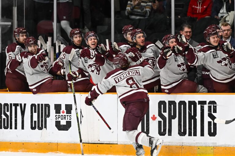 Gee-Gees a battu Stingers 3-2 pour réclamer le championnat de hockey masculin de la Coupe universitaire