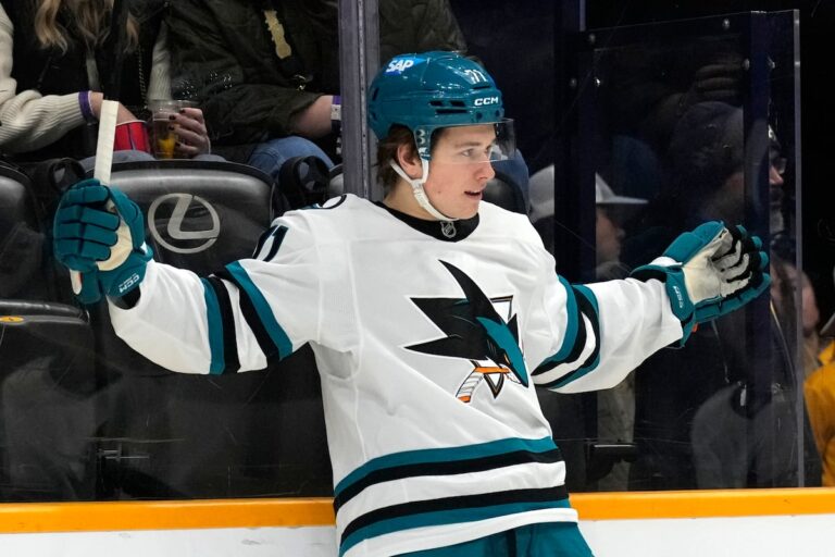 `` Hockey devient votre vie ': la recrue des requins Macklin Celebrini pour naviguer dans sa première saison dans la LNH