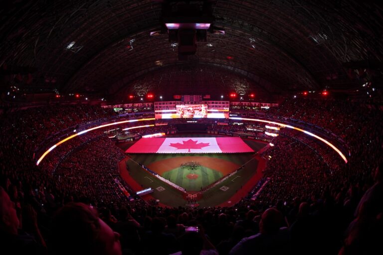 Huer l'hymne national américain maintenant une caractéristique incendiaire de Jays Games