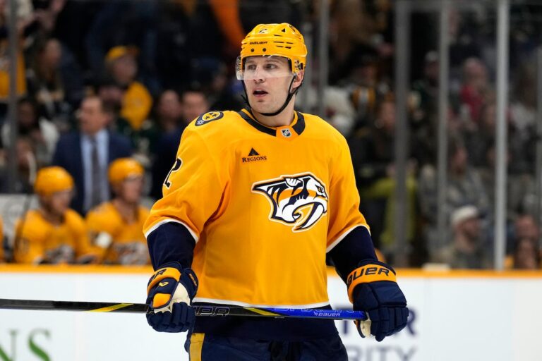 Jets acquiert le défenseur Luke Schenn, l'attaquant Brandon Tanev à la date limite