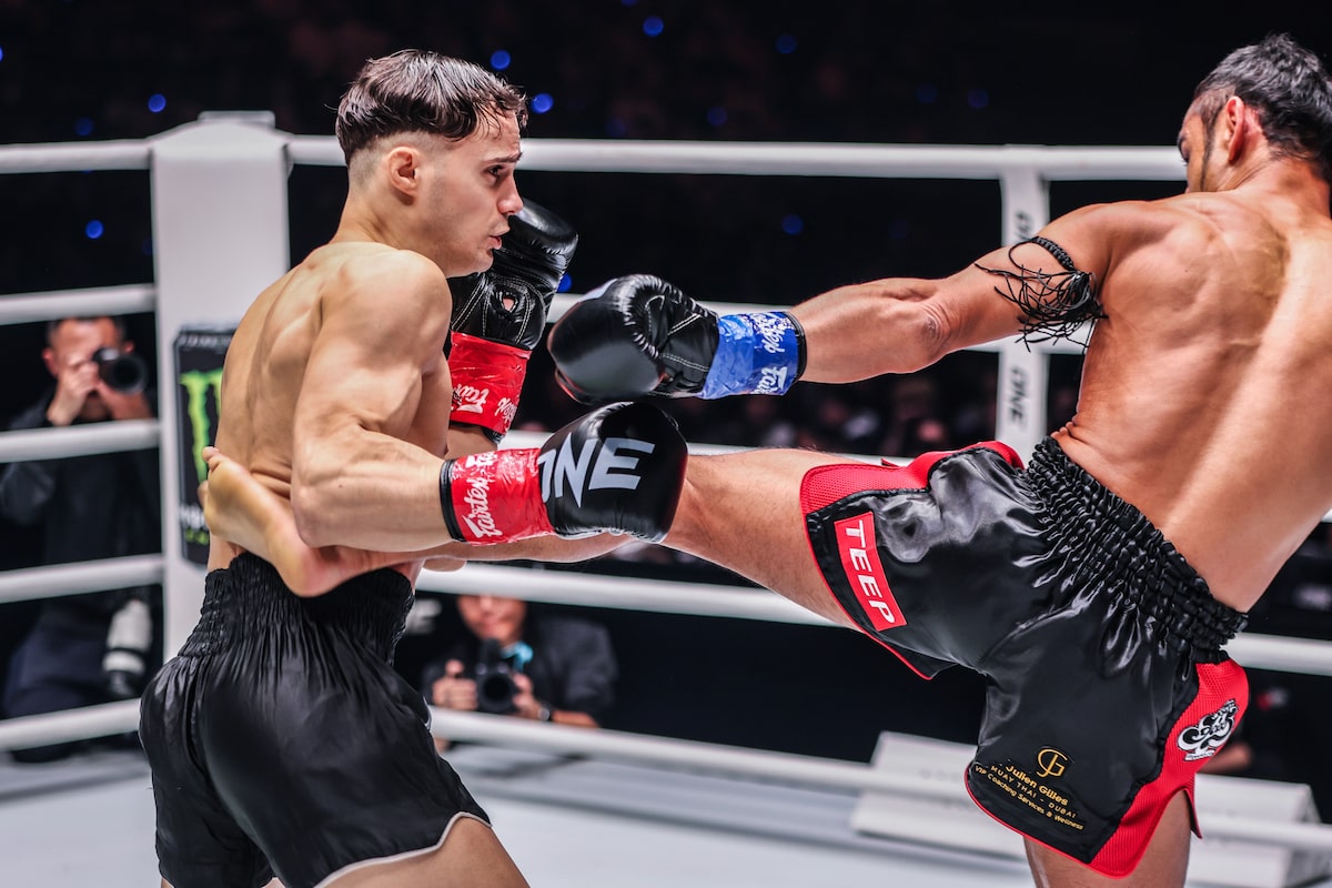 Jonathan di Bella au Canada remporte un championnat de kickboxing dans le monde