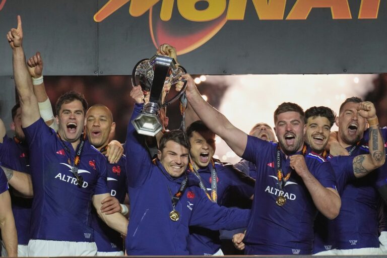 La France triomphe à six nations malgré la folie de Mauvaka et l'équipe des Lions en train de se réunir