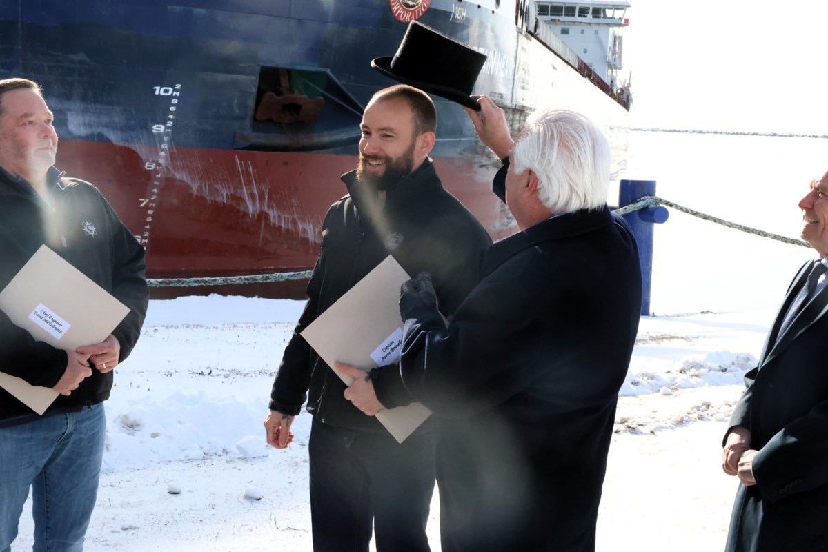 La cérémonie du haut du chapeau marque le début de l'expédition pour 2025