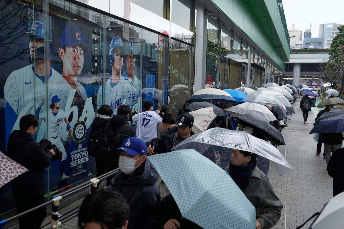 La marchandise Shohei Ohtani incite de longues lignes - même sous la pluie - à Tokyo