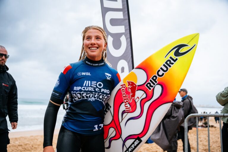 L'adolescente canadienne Erin Brooks place le troisième à l'événement mondial de la Ligue de surf au Portugal