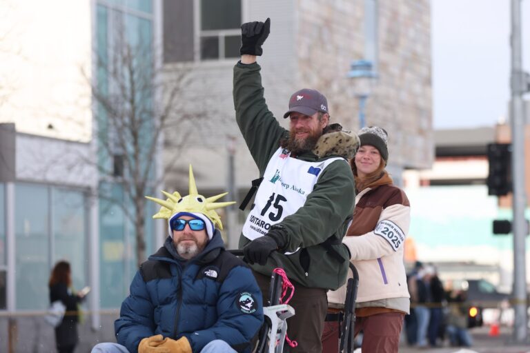 L'ancienne star de la télé-réalité, Jessie Holmes, remporte la course de chiens de traîneau iditarod trail iditarod en Alaska