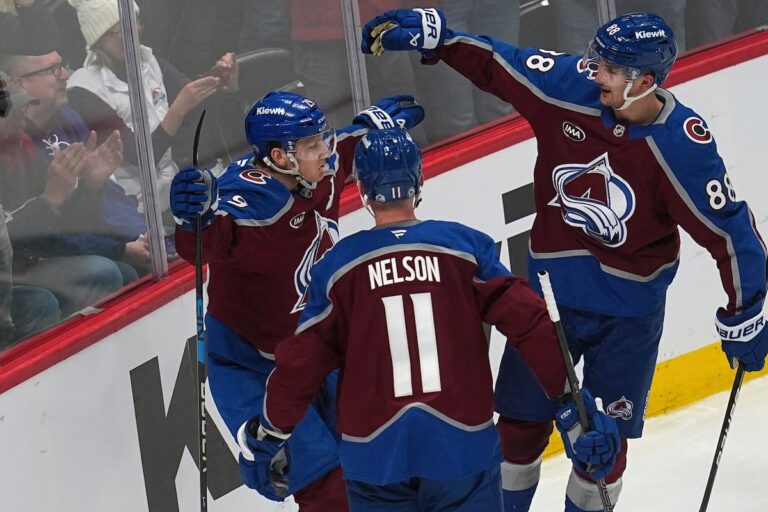 L'attaquant AVS à vol rapide Nathan Mackinnon se rapprochant sur un jalon de 1 000 points