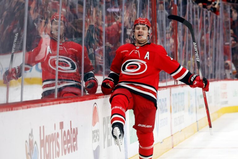 Le but OT de Sebastian Aho soulève les ouragans après les flammes 2-1