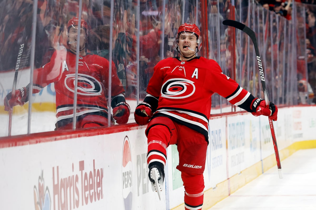 Le but OT de Sebastian Aho soulève les ouragans après les flammes 2-1