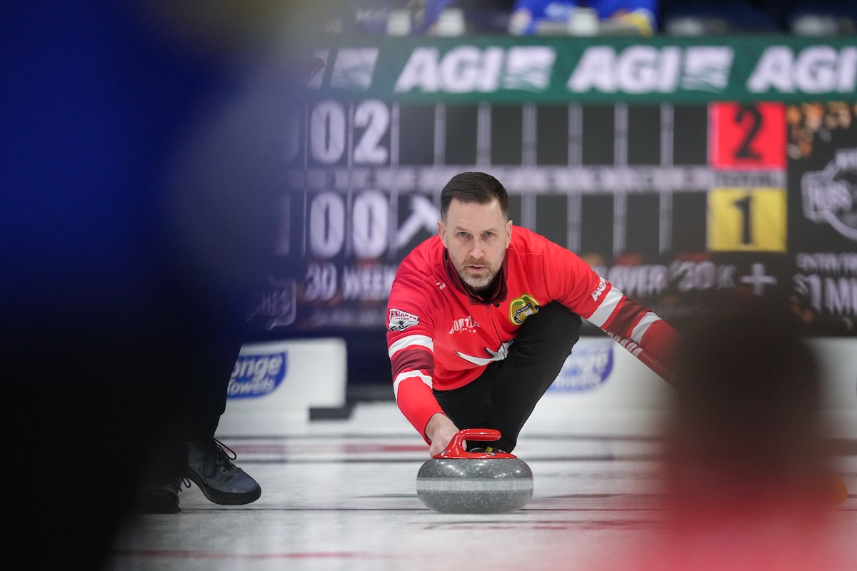 Le champion en titre Gushue bat Koe dans une fin supplémentaire pour sécuriser les séries éliminatoires à Brier