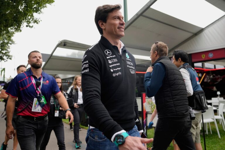 Le chef de Mercedes de F1, Wolff, dit qu'il ne cherche pas à signer Verstappen pour 2026