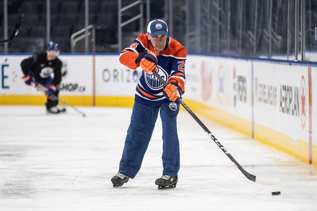 Le fan des Oilers Mark Carney rejoint l'équipe pour s'entraîner avant le jeu avec des jets