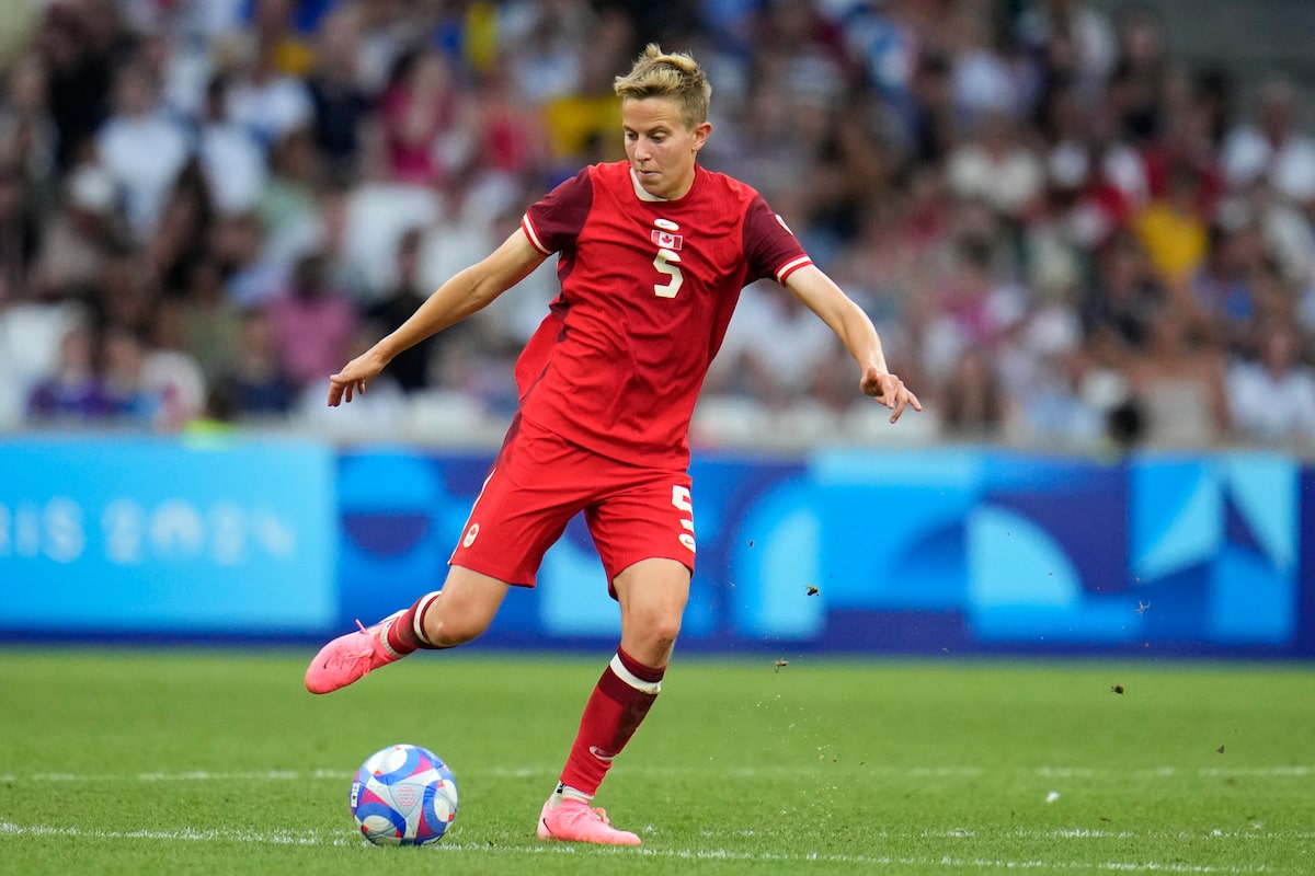 Le milieu de terrain Quinn Sainda