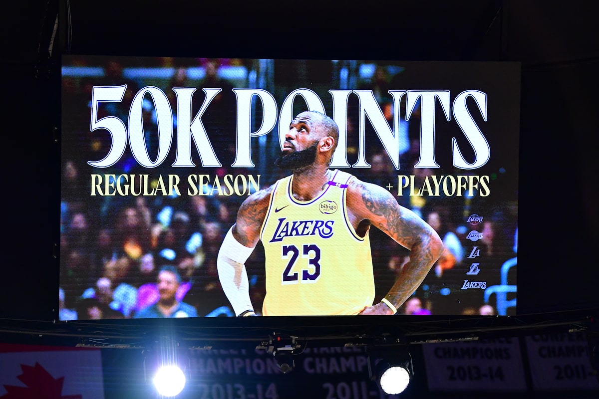 LeBron James devient le premier à marquer 50 000 points combinés en saison régulière et en séries éliminatoires de la NBA