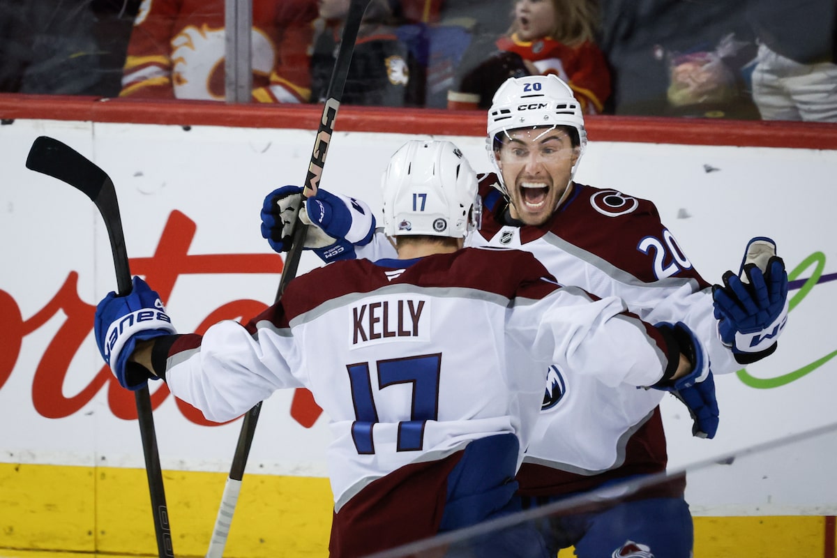 L'effort de deux buts de Kelly mène l'avalanche devant les flammes 4-2