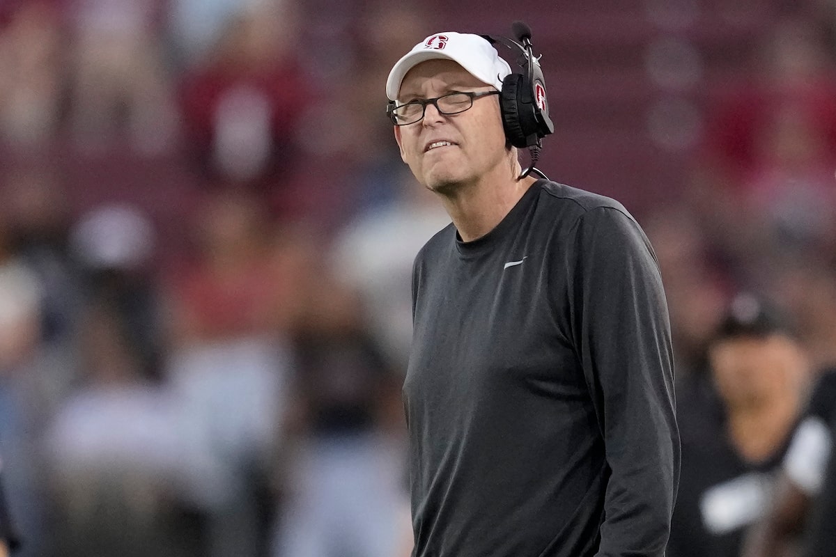 L'entraîneur de football de Stanford, Troy Taylor, a licencié après le rapport, il a fait l'objet d'une enquête pour des mauvais traitements