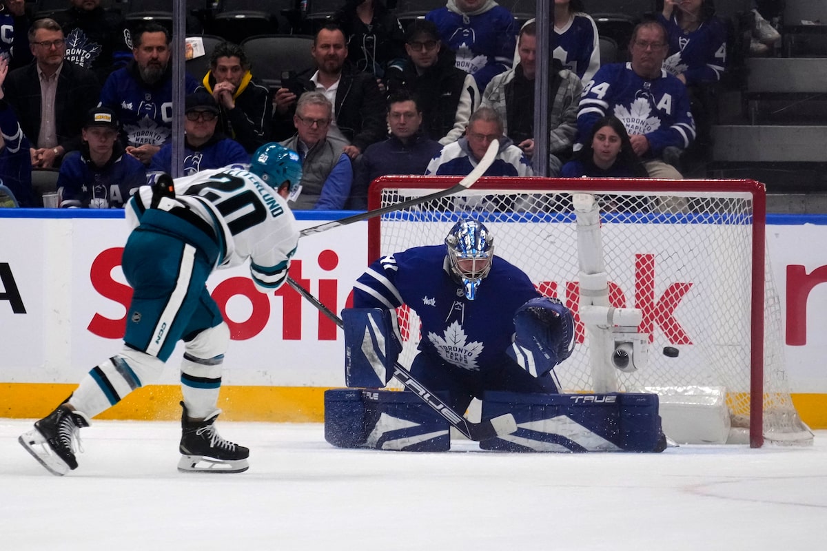 Les requins se battent à Stunda Leafs 3-2 en Shootout