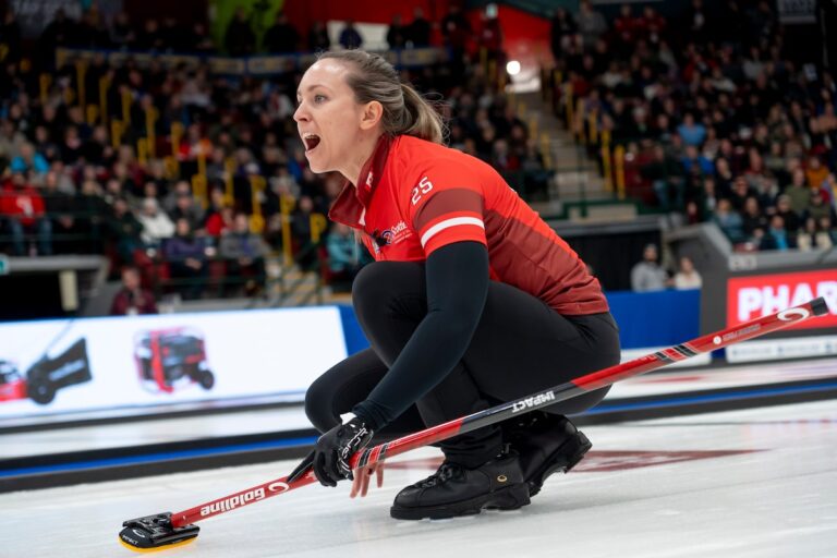 Rachel Homan du Canada sur un rouleau alors qu'elle cherche à défendre le titre de curling des femmes mondiales