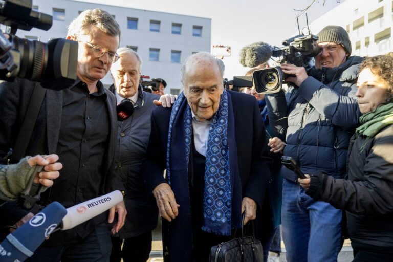 SEPP BLATTER, MICHEL PLATINI RETOUR À LA COUR POUR UN NOUVEAU PROSIDE DE FRUS