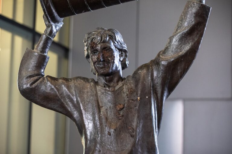 Statue des Oilers d'Edmonton Super Wayne Gretzky enduit d'excréments