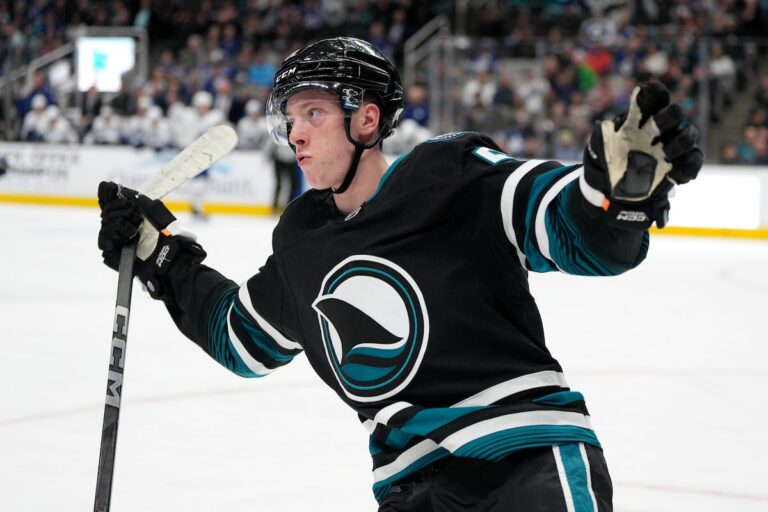 Toffoli marque deux fois et les requins Edge Maple Leafs 6-5 dans une fusillade après avoir soufflé en avance tardive
