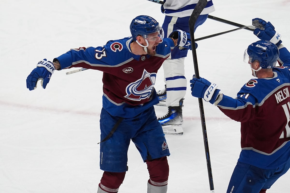 Tricot de chapeau Nichushkin Nets, Colorado Avalanche Rally pour passer devant Toronto Maple Leafs 7-4