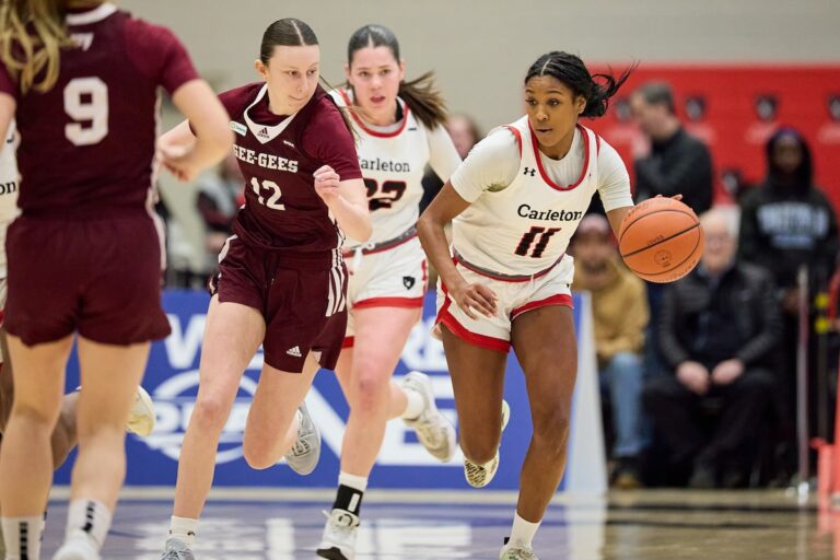 Une capsule regarde la finale du basket-ball féminin U Sports 8