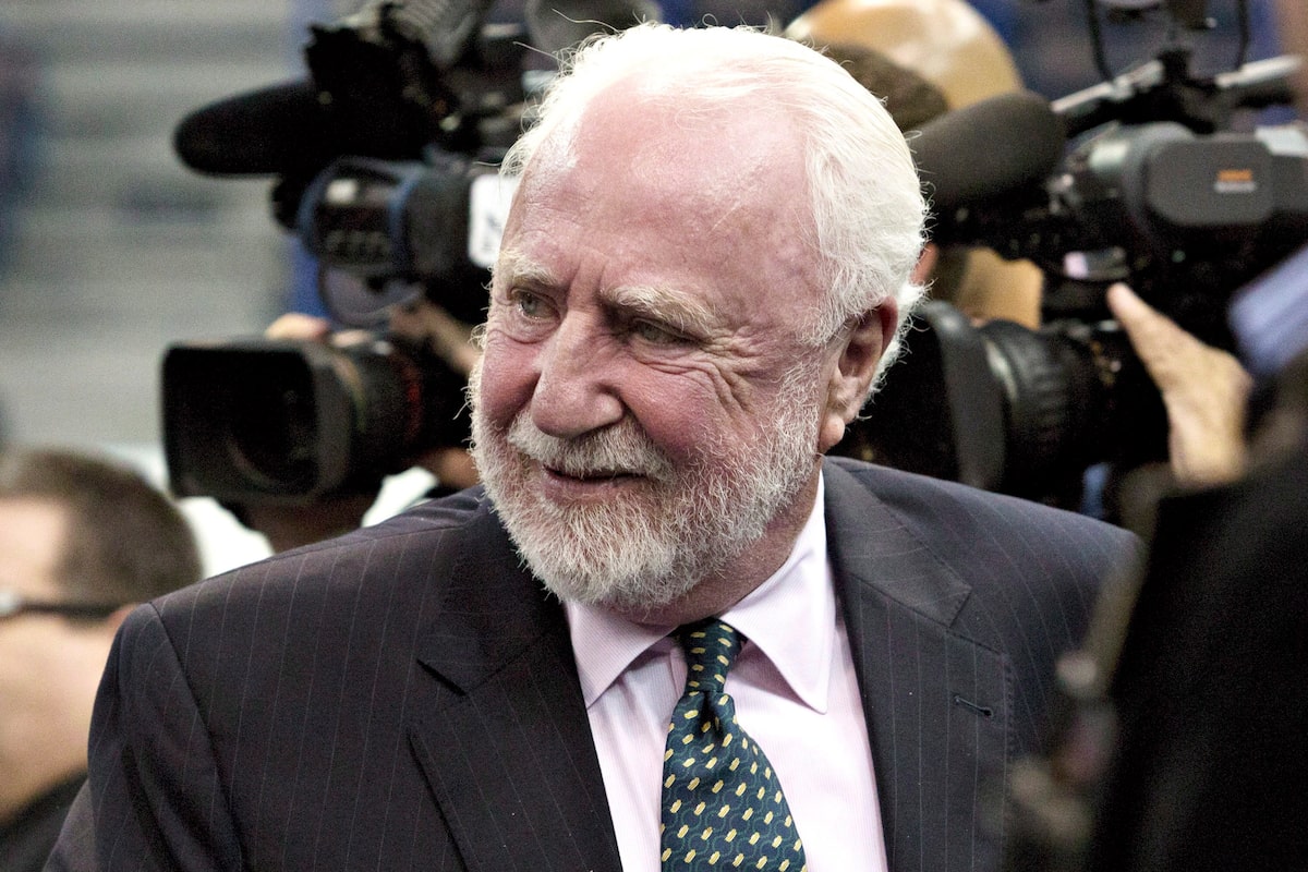 Une fois détesté pour échanger Wayne Gretzky, l'ancien propriétaire des Oilers, Peter Pocklington, défend maintenant le grand