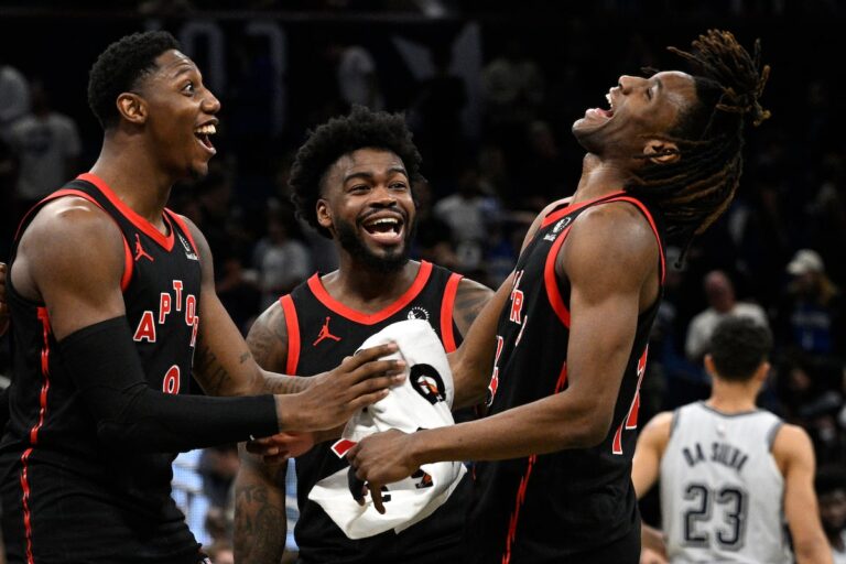 Walter frappe pour trois avec 0,5 seconde à gauche en tant que Raptors Tip Flamping Magic 114-113