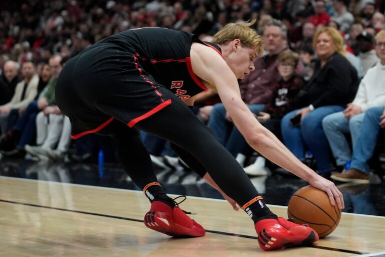 White marque 24 points en tant que Top Raptors en prolongation 125-115