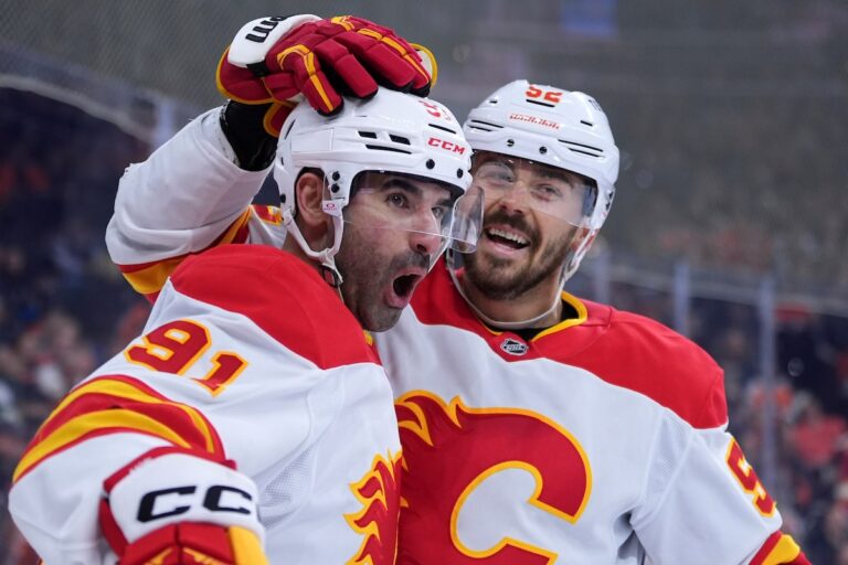 Zary marque deux fois en deux minutes alors que Flames battait les dépliants 6-3