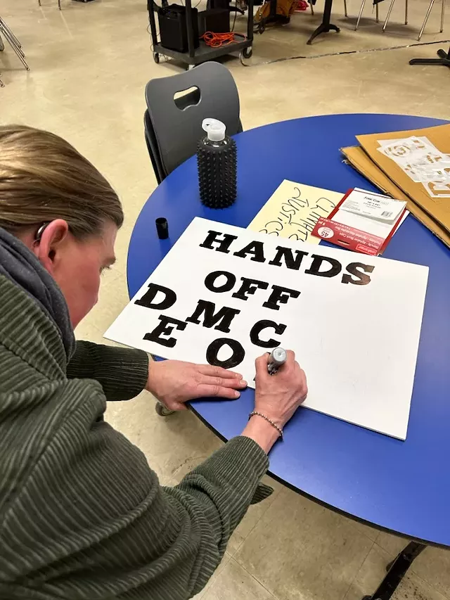 Un bénévole se connecte à Richmond cette semaine en prévision des manifestations de samedi. - La bosse de Camel indivisible