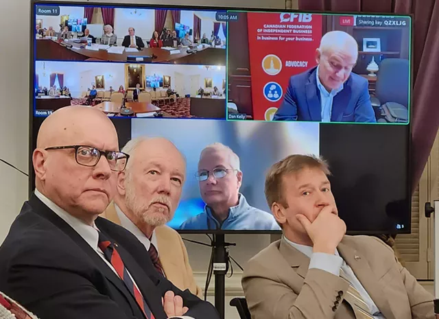 Les législateurs écoutent le témoignage - Kevin McCallum © ️ Sept jours