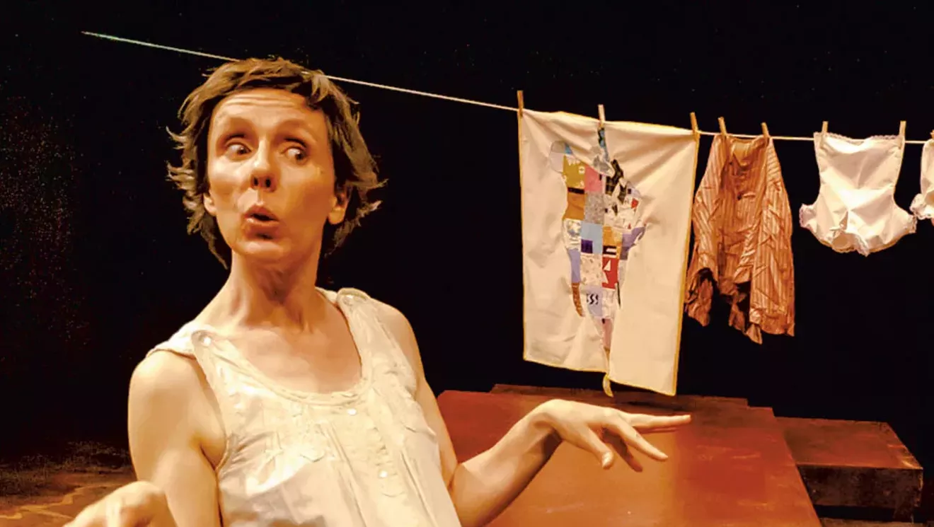 Abby Paige explore les identités culturelles transfrontalières dans le nouveau livre des pièces