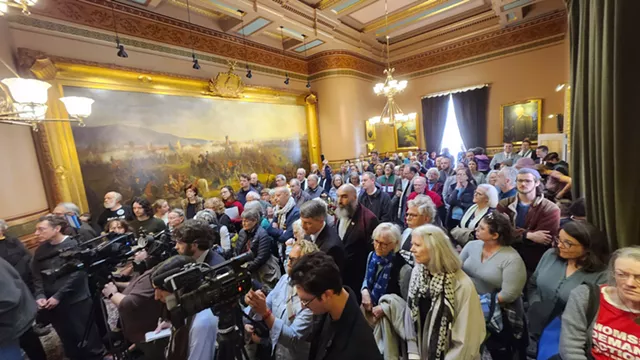 Une foule dans la salle de Cedar Creek - Kevin McCallum © ️ Sept jours