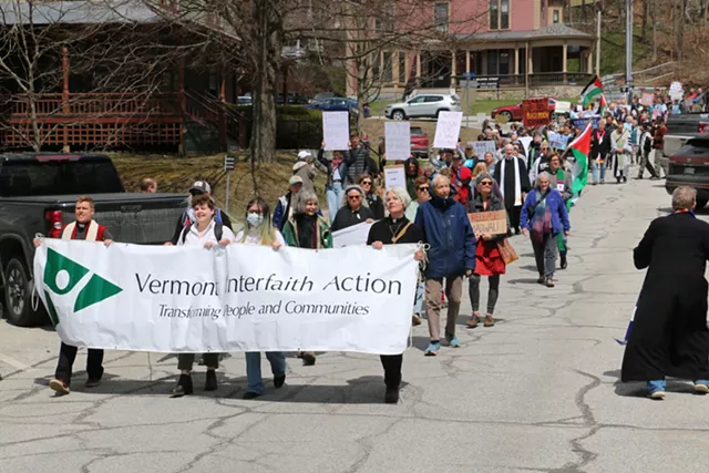 Des manifestants marchant à l'extérieur de l'État mardi - Kevin McCallum © ️ Sept jours