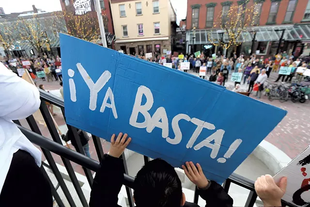 Un enfant lors du rallye de jeudi dernier tenant une pancarte qui lit "Assez!" - Kevin McCallum © ️ Sept jours